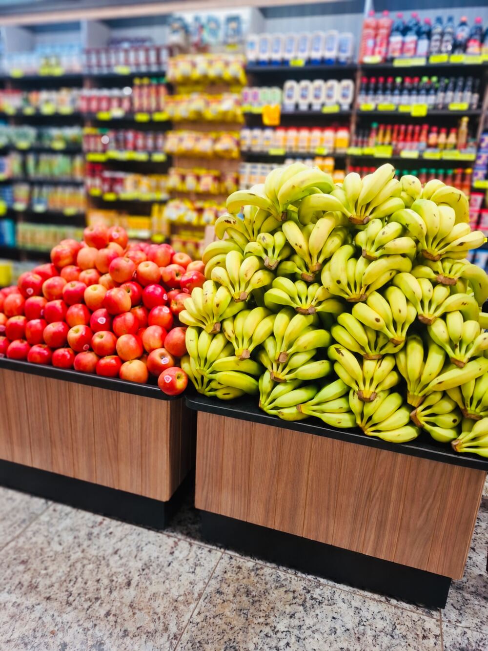 Bancada de hortifruti da Astra Mix com frutas frescas organizadas