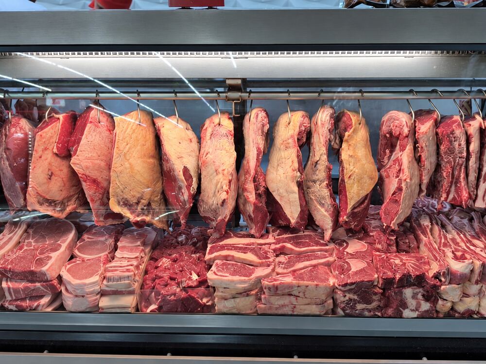 Balcão refrigerado do açougue da Astra Mix com cortes de carne bovina expostos